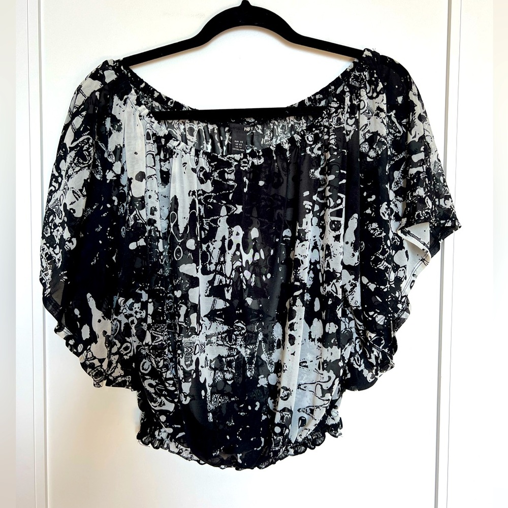 Black and white loosely fitting top. Elastic at the bottom on the shirt.